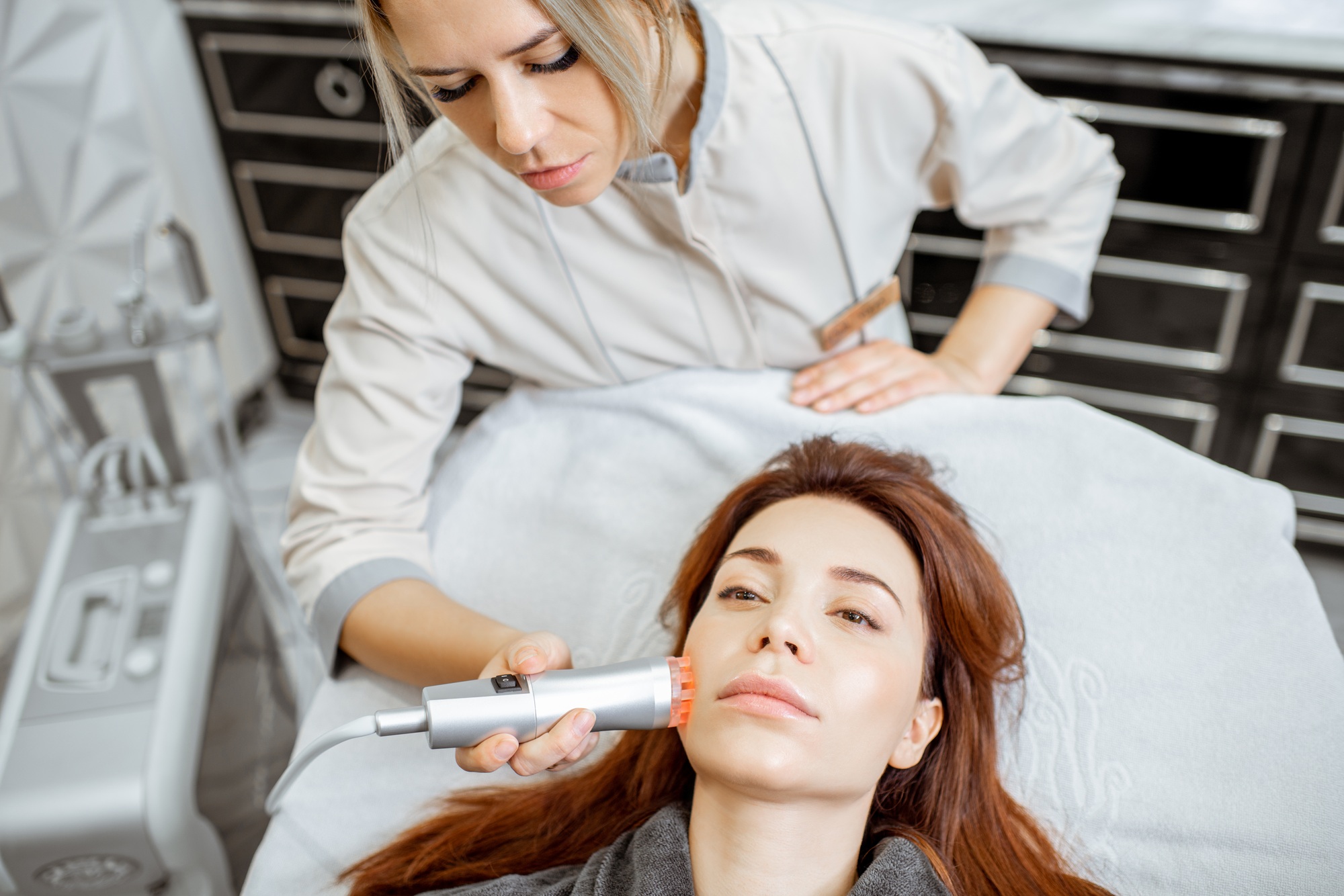 Servicios 4 Cosmetologist making facial treatment to a woman