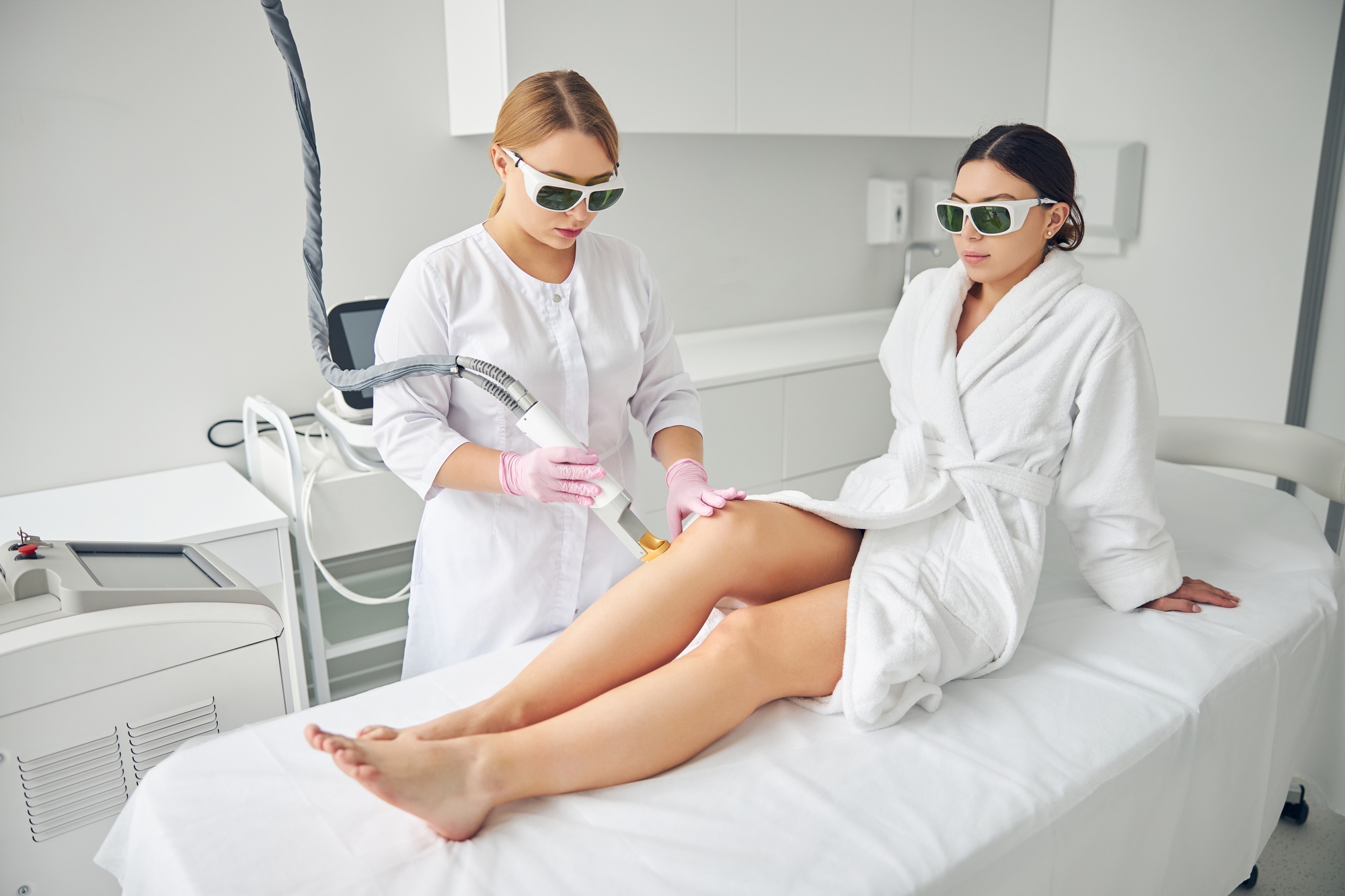Servicios 5 Professional cosmetologist performing the laser hair removal