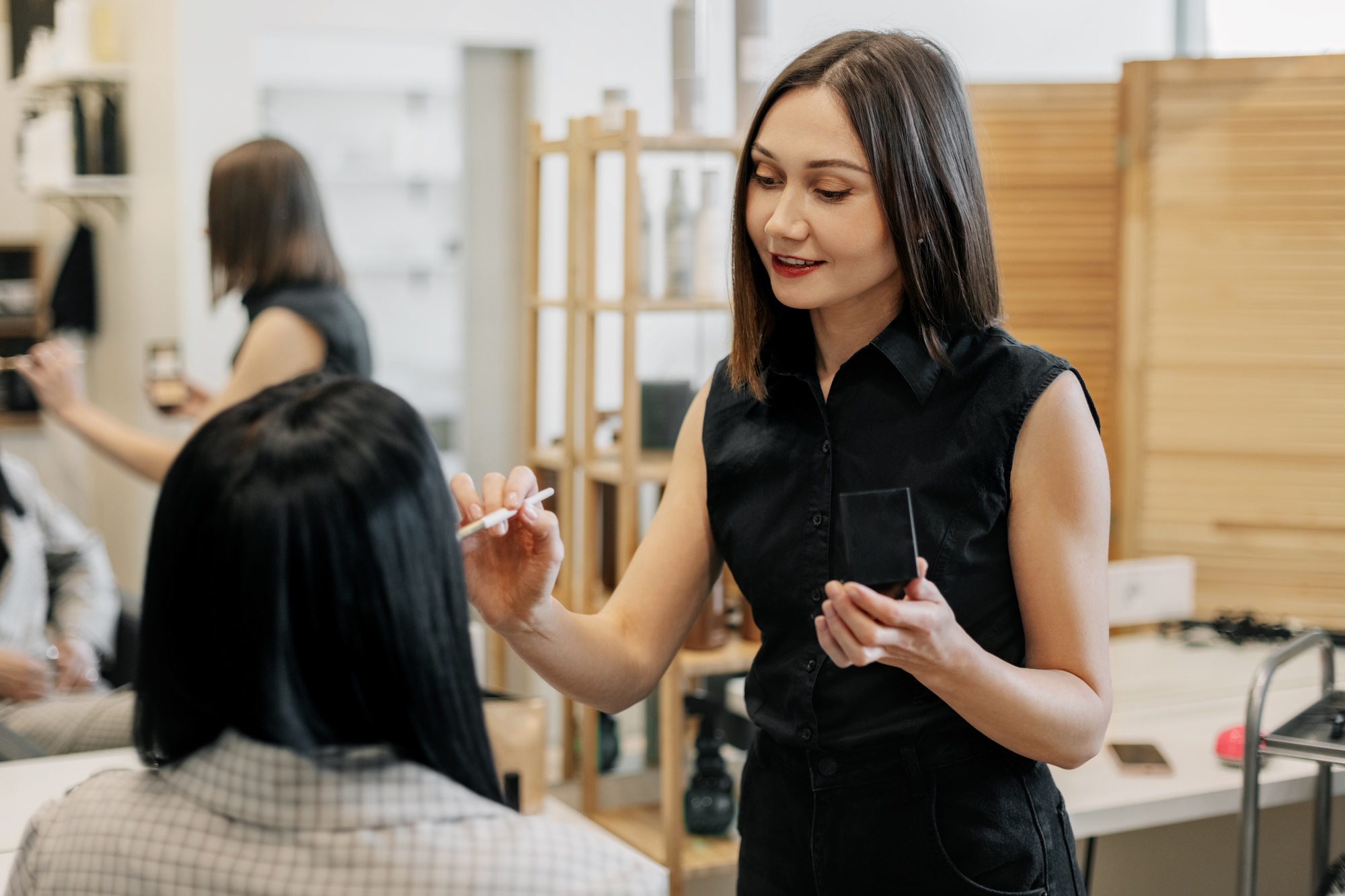 Servicios 6 The makeup artist works in her salon, applies professional makeup